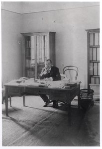 Paul Claudel (1868-1955) en su oficina en Praga de French Photographer
